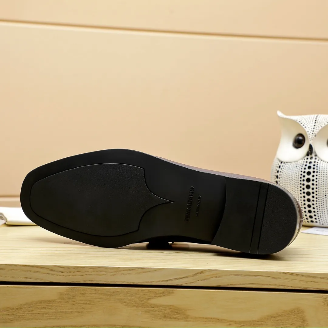 Factory price 460 🔥Ferragamo's new men's casual slip-on shoes🇨🇳Official website original 1:1 mold opening, original quality💯Fine workmanship, high-end luxury☘The upper is made of imported Italian first-layer cowhide🌴Water-dyed🐂Leather lining🍓Rubber wear-resistant and non-slip outsole, breathable and comfortable to wear🍍The first choice for high-grade men, 3 colors available! Code number 38-44 (45.46. Can be customized)